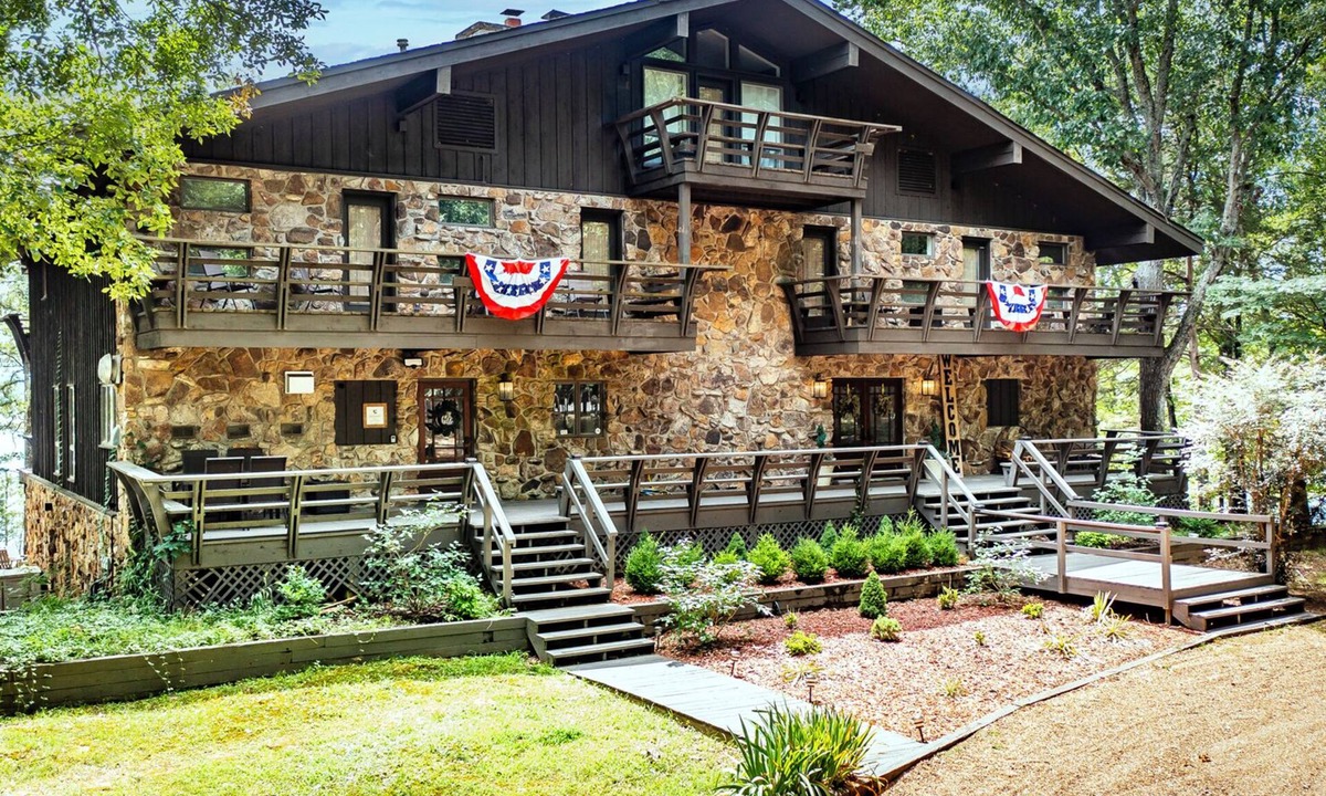 Drasco Cabin | Beautiful Lakefront Lodge. Tannenbaum Lodge - family or business destination.