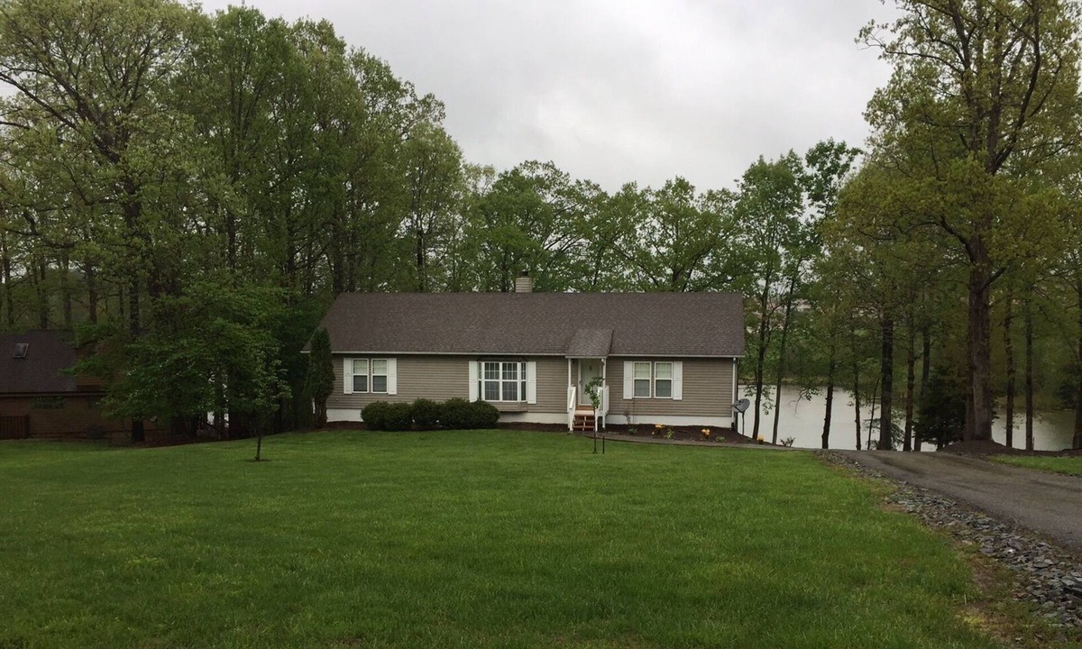 Moneta House | Beautiful Lakefront property in a nice neighborhood close to bridge