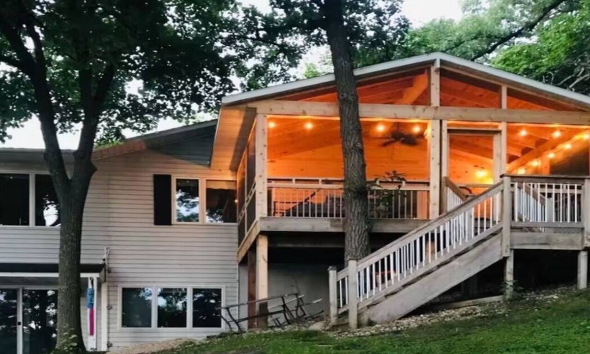 Spicer House | Beautiful lakefront retreat just a 5-minute drive from downtown Spicer!