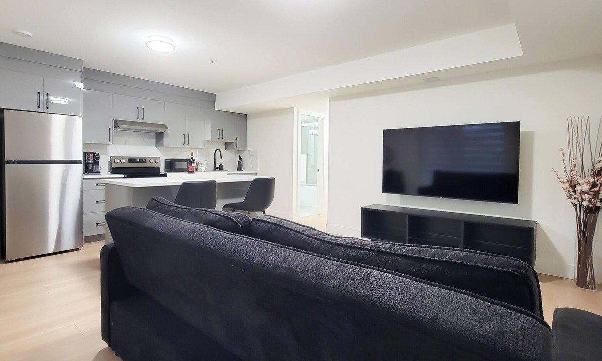 Yorkson House | Beautiful Langley Suite by Hwy 1 & Event Centre