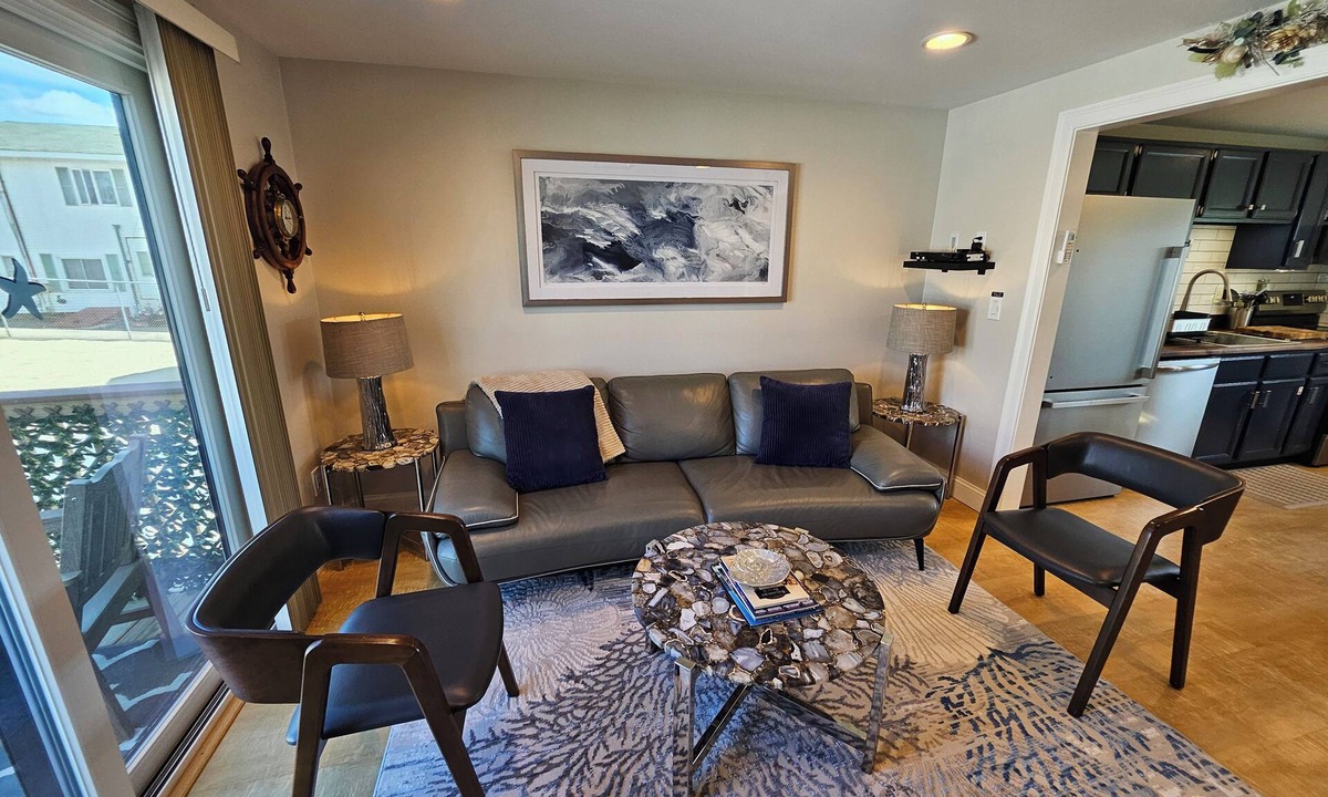 Salisbury Beach Apartment | Beautiful, luxurious 2br apartment 300' from the ocean. Set up with the works