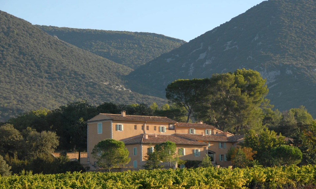 Rustrel House | Beautiful manor with swimming pool in front of the Provençal Colorado