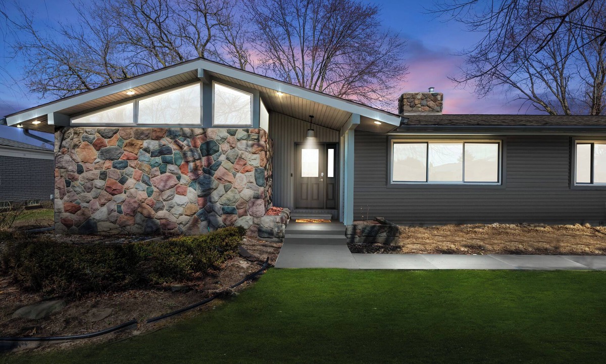 Clinton Township House | Beautiful Mid-Century 5-bedroom ranch with AC, WiFi in pleasant Clinton Township