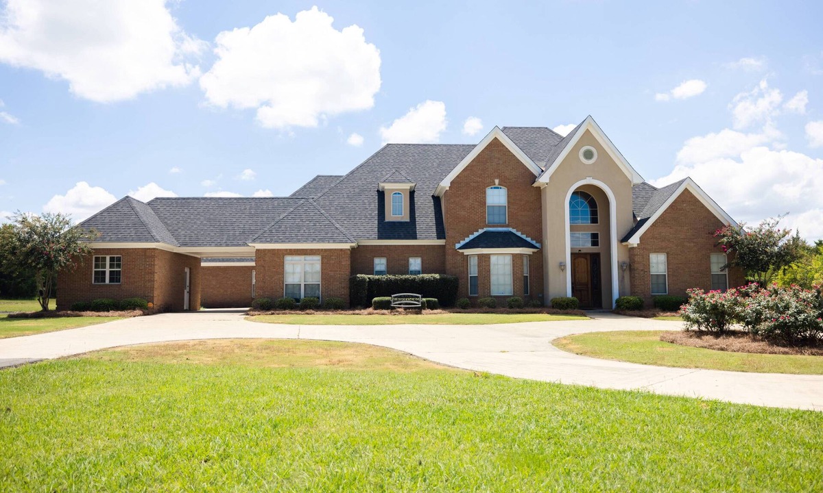 Hope Hull House | Beautiful Mini Mansion Minutes From the Airport with Private Pool. No Parties!