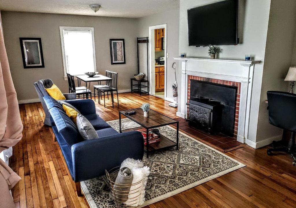 Quinton House | Beautiful, Modern & Convenient Home in Quinton, VA
