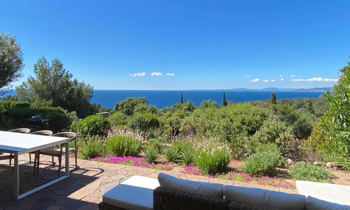 Le Dramont Villa | Beautiful modern little house overlooking the sea