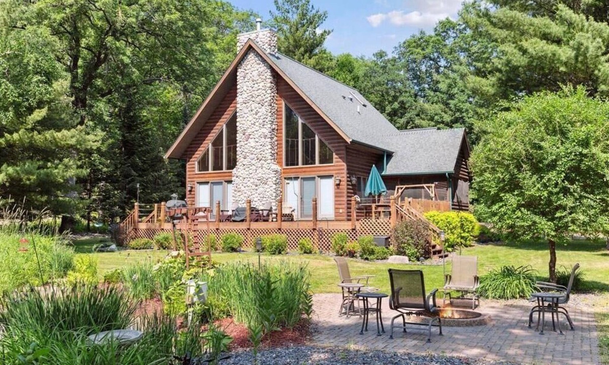 Siren House | Beautiful, modern log cabin on a great swimming and fishing lake with privacy!
