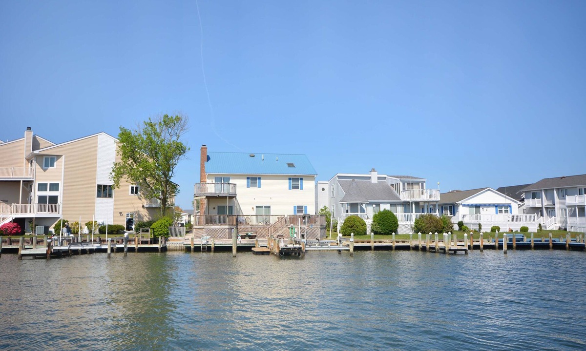 Caine Woods House | Beautiful, modernized four bedroom house located off the bay with sauna, and WiFi just a few blocks from the beach!