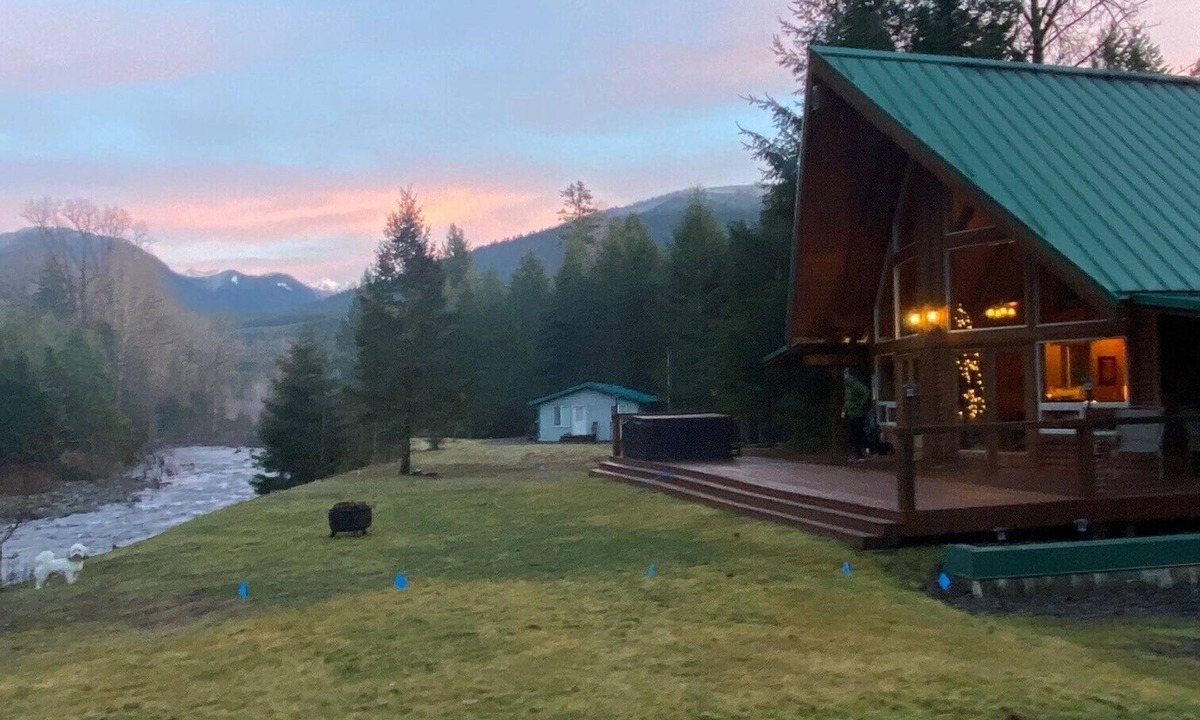 Packwood Cabin | Beautiful mountain cabin on creek - 2.9 miles from town