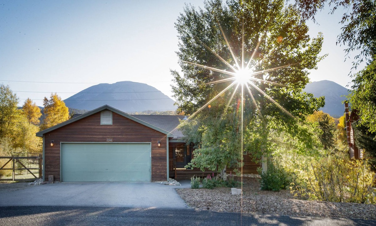 Willow Grove House | Beautiful Mountain Getaway - Right on the Blue River!