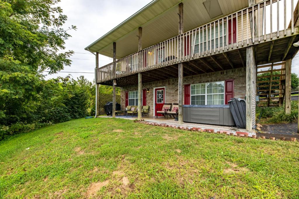 Kodak Apartment | Beautiful Mountain View Place w Exclusive Hot Tub