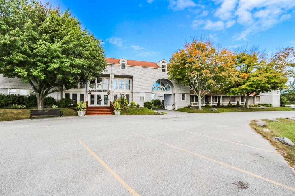 Ocean Drive Apartment | Beautiful Narragansett Bay - Oceancliff I&II Suites on the Bay