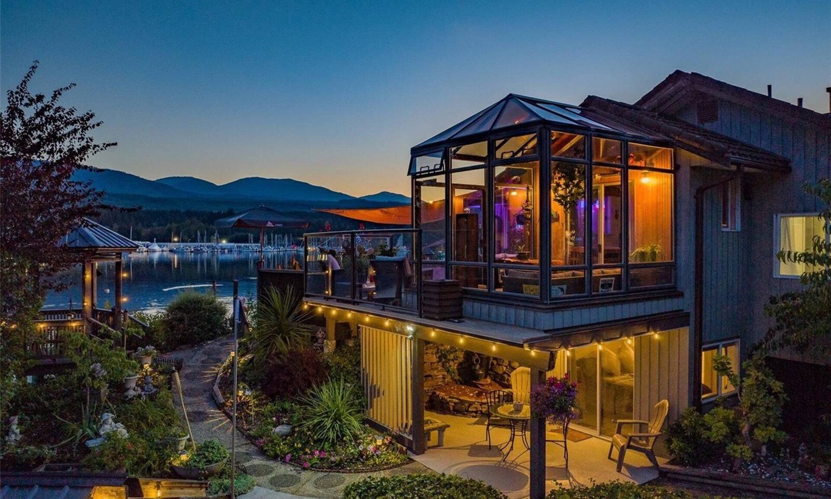 North Oyster House | Beautiful oceanside "suite" with hot tub and beach cabin