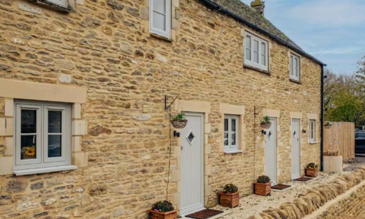 Ampney Crucis House | Beautiful One BR Cottage in Cerney Wick