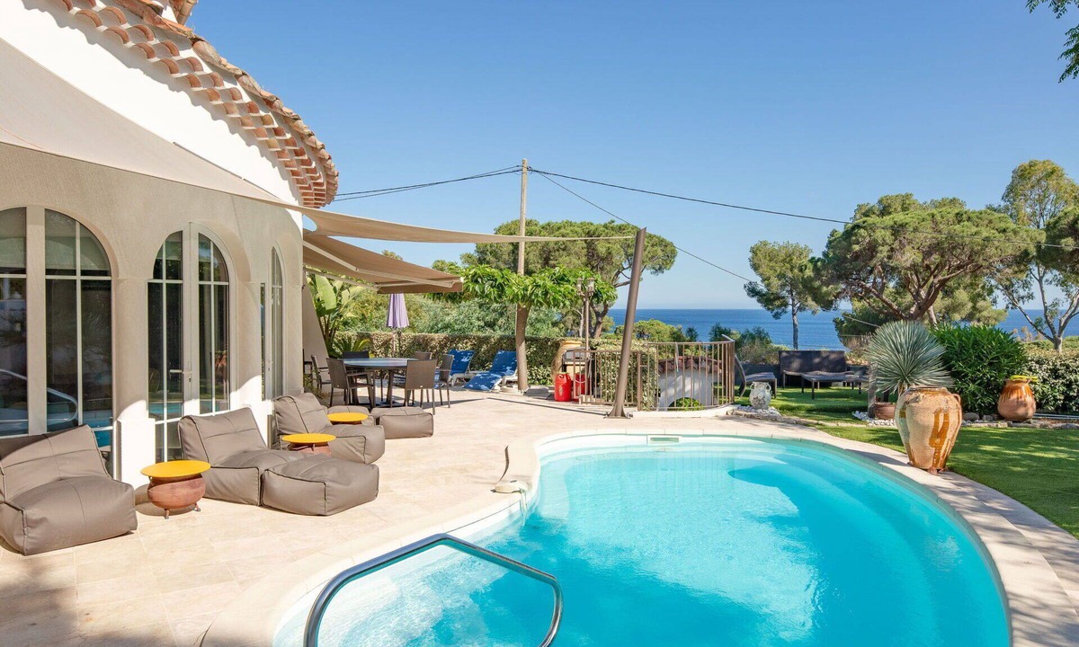 Plage de la Garonnette House | Beautiful private villa for 6 guests with private pool, hot tub, A/C, WIFI, TV and terrace