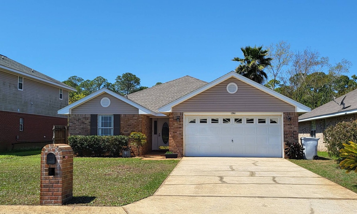 Gulf Breeze House | Beautiful Pet Friendly 4 bedroom, 2 Ba Home, 10 min to Beautiful Pensacola Beach