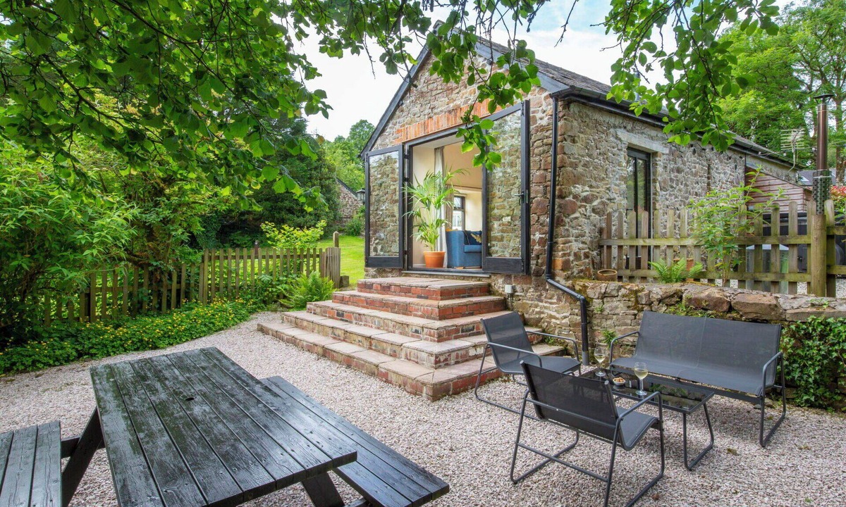 Cookbury House | Beautiful private villa for 4 guests with WIFI, hot tub, TV, terrace and pets allowed