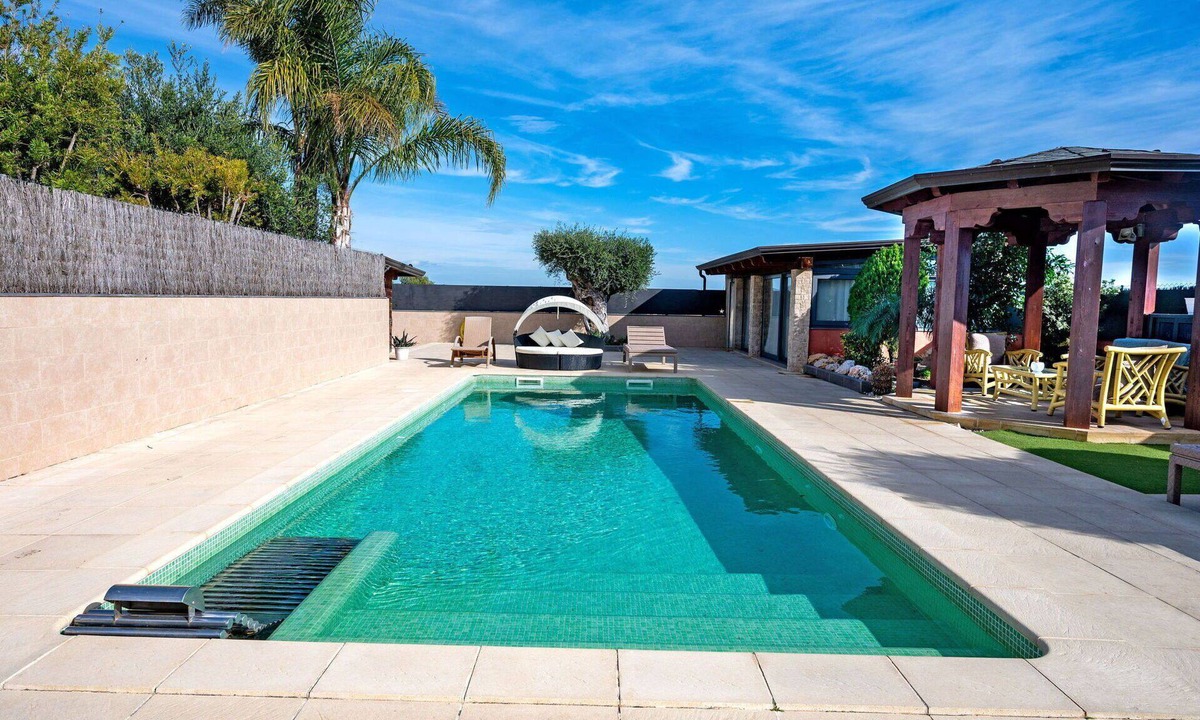 Comarruga House | Beautiful private villa for 7 people with WIFI, private pool, A/C, TV and terrace