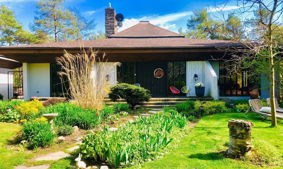 Adjala-Tosorontio House | Beautiful & Private Mid Century Modern Country-House on 10 Acres near Caledon