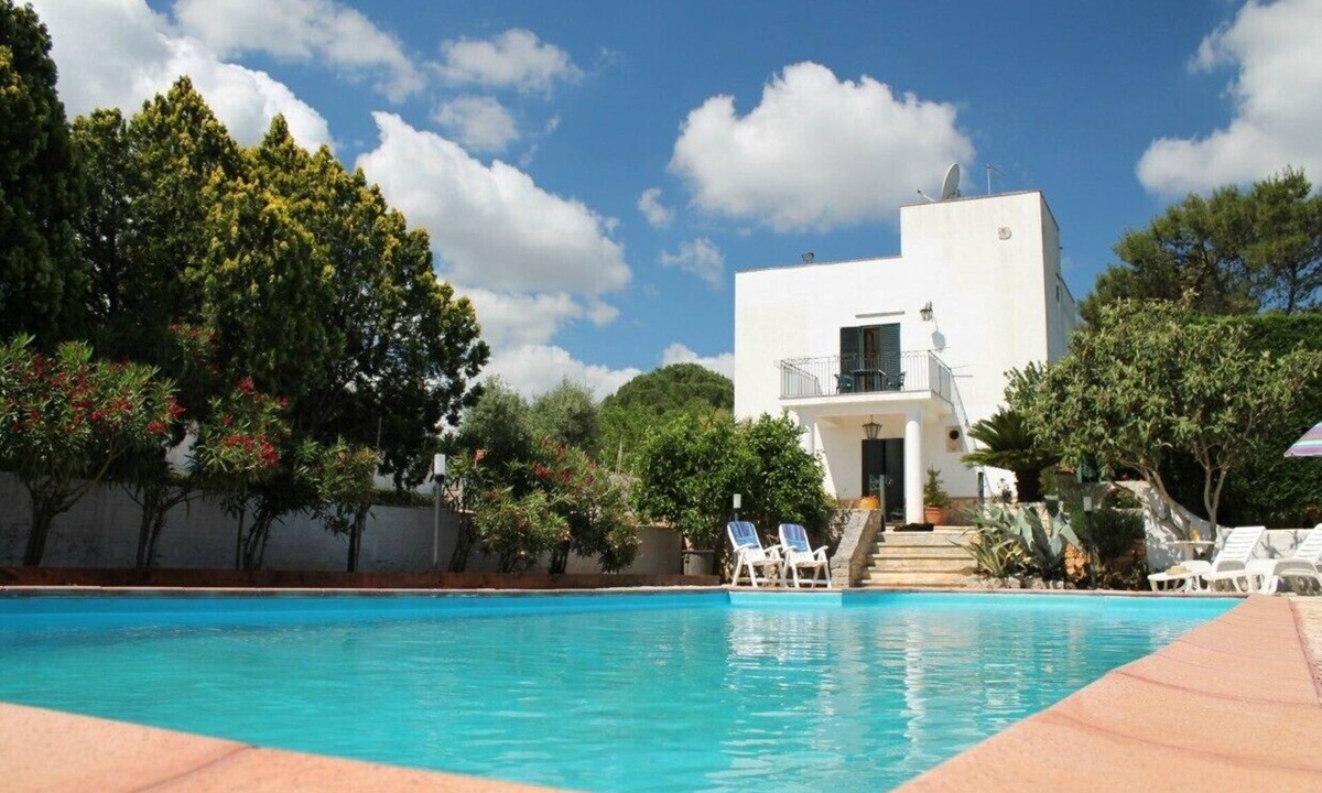 Ceglie Messapica Villa | Beautiful, private & spacious Roman villa with large 12*8m pool and garden.