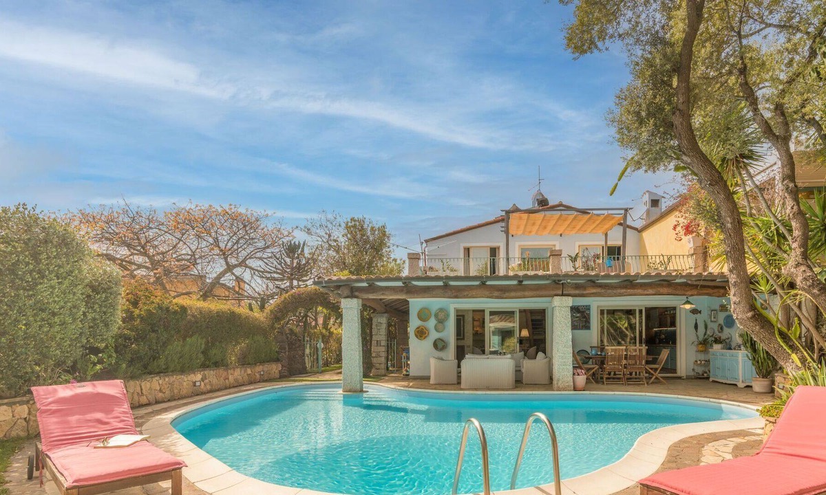 Torre di Bari Villa | Beautiful private villa for 8 guests with hot tub, A/C, WIFI, private pool, TV, patio and parking