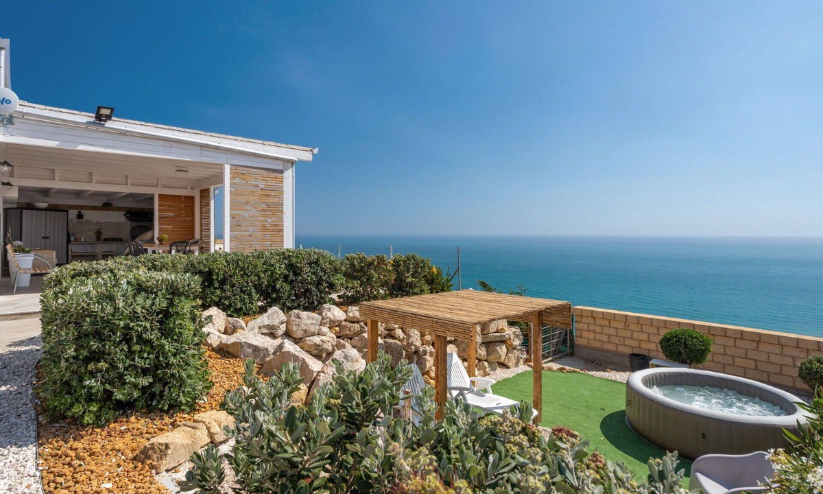 Pergole Villa | Beautiful private villa for 6 guests with WIFI, A/C, TV, terrace, pets allowed and panoramic view
