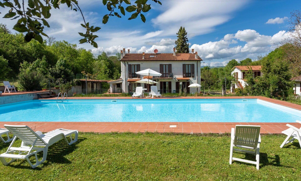 Ponte Buriano Villa | Beautiful private villa for 25 guests with private pool, WIFI, TV, patio and pets allowed