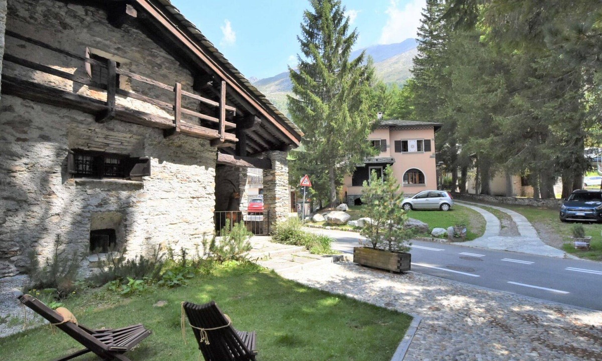 Valtellina House | Beautiful private villa for 8 people with hot tub, WIFI, TV, terrace and pets allowed