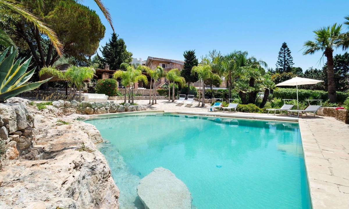Plemmirio Villa | Beautiful private villa for 10 guests with private pool, A/C, WIFI, TV and terrace