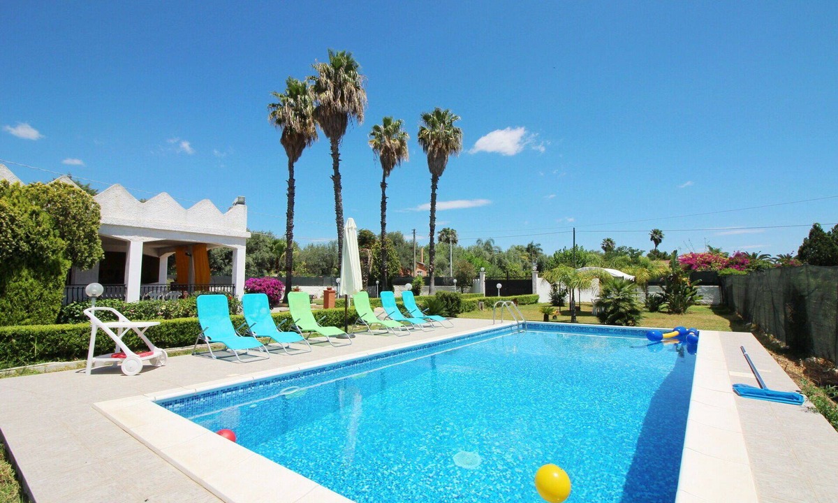 Syracuse Villa | Beautiful private villa for 5 people with WIFI, private pool, TV, patio and pets allowed