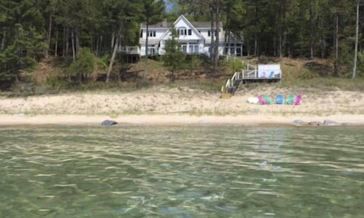 Harbor Springs House | Beautiful Quiet and Serene Cottage On Lake Michigan