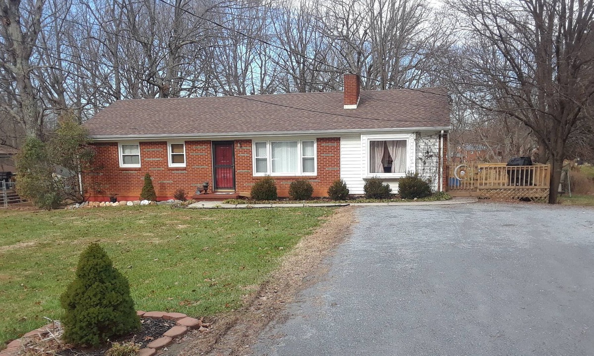Forest House | Beautiful ranch home on a quiet street with a great location
