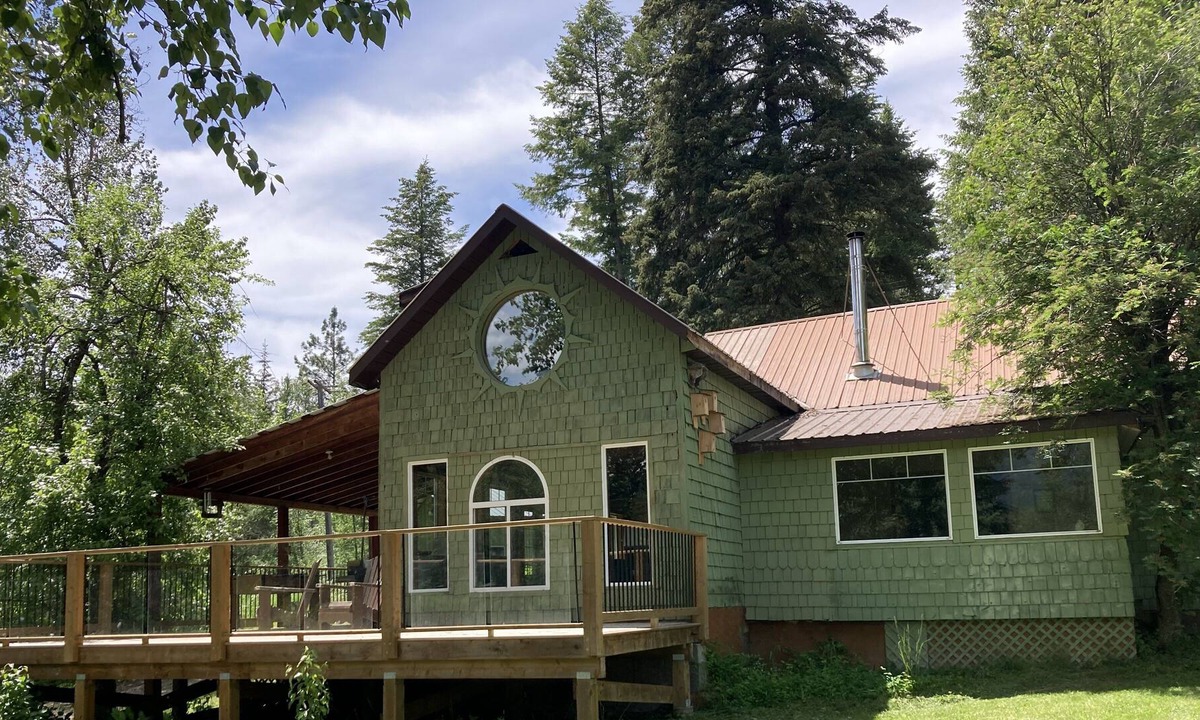 Kootenay Boundary House | Beautiful Riverfront Home on Acreage