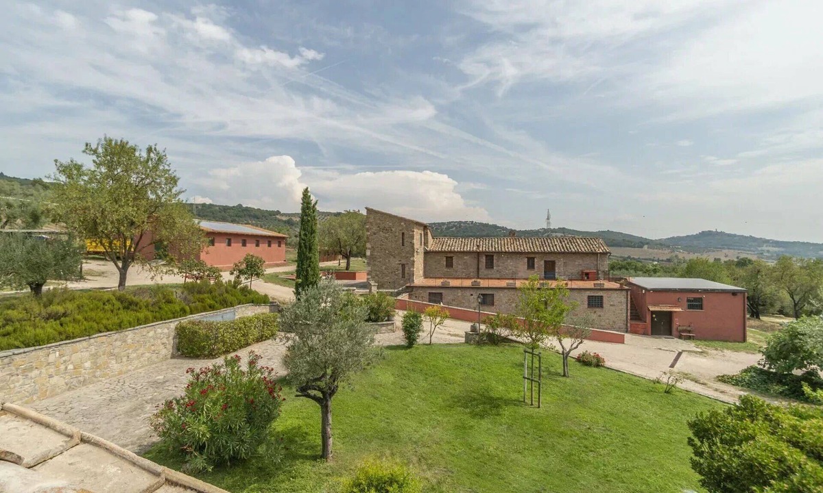 Agello Bed & Breakfast | Beautiful room for 4 people with WIFI, A/C, pool, TV, veranda and pets allowed, close to Perugia