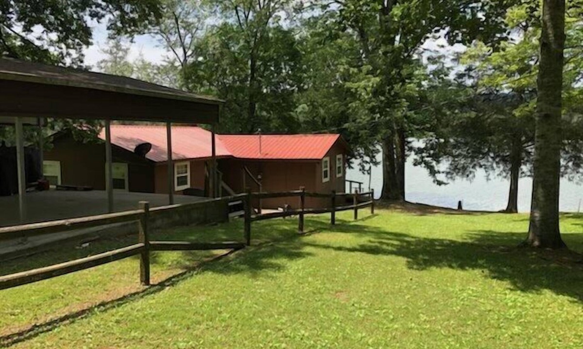 Kelso House | Beautiful Rustic Cabin On Lincoln Lake Is A Sportsman paradise.