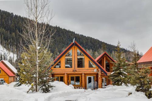 Golden Ski Chalet | Beautiful Rustic Chalet in the Heart of Rockies