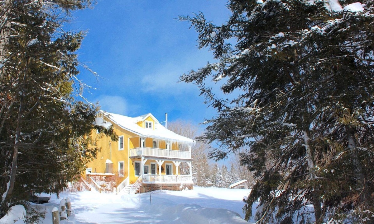 Unorganized Centre Parry Sound House | Beautiful, Rustic, Lodge with Pizza Oven, BBQ, and Porch for an Amazing Family Getaway in Ontario