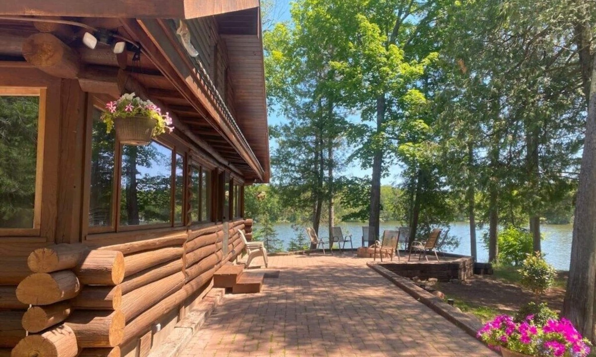Duluth Cabin | Beautiful Secluded Lake Front Retreat | 100 yr old Log Lodge | Dog-Kid Friendly