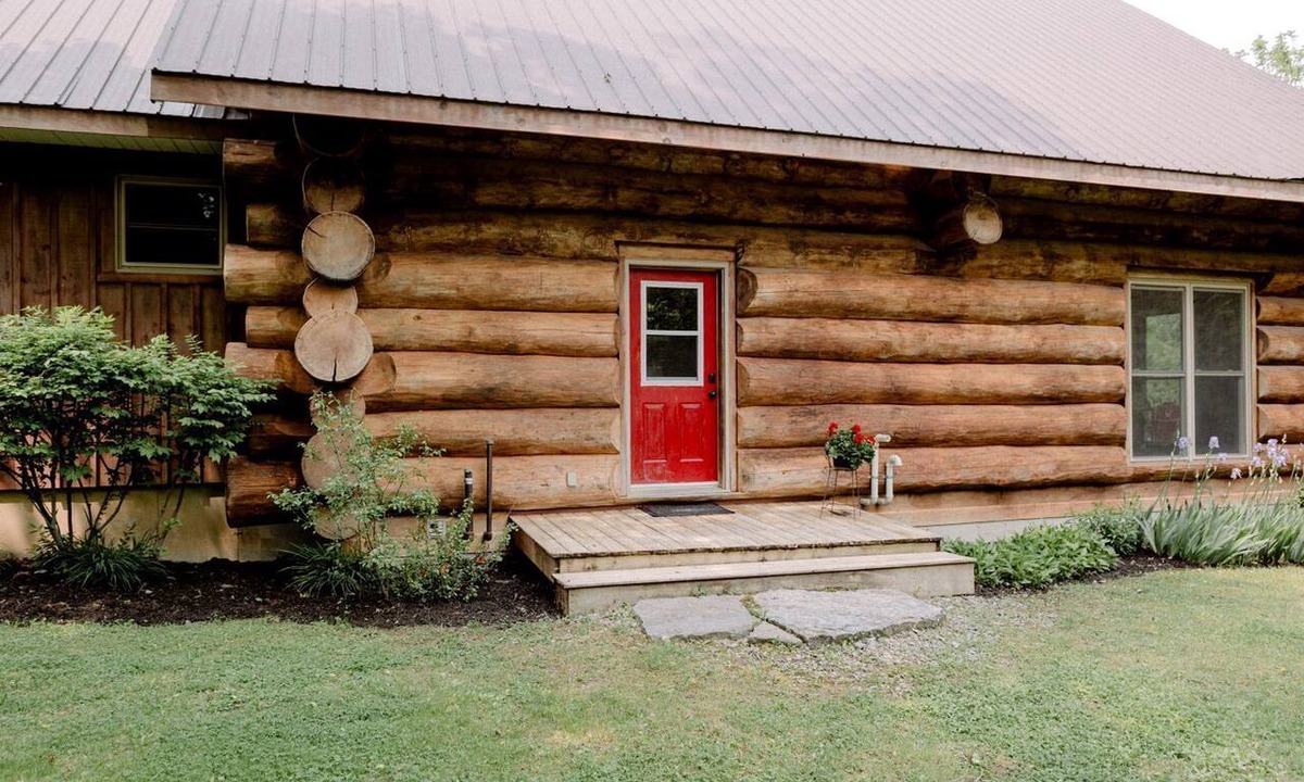 Prince Edward Cabin | Beautiful Spacious Log Cabin Surrounded by Nature for a Peaceful Family Vacation in Prince Edward, Ontario
