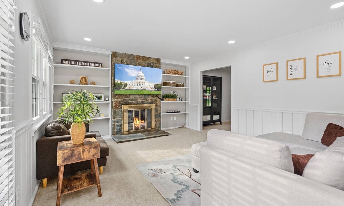 Fairfax House | Beautiful | Spacious | 4 Bed/2bath