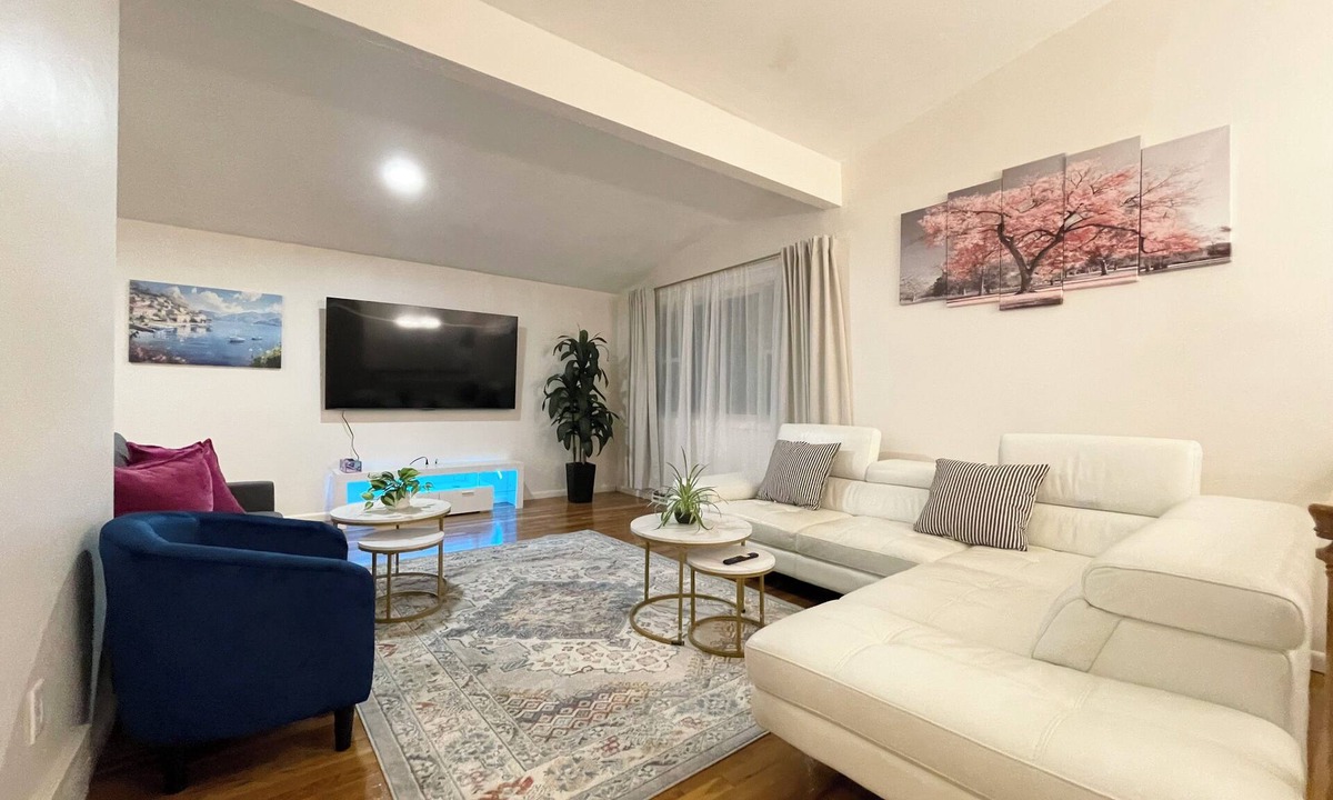 Framingham House | Beautiful Spacious 5 bedrooms Retreat Free Parking Pet Welcome Near Boston
