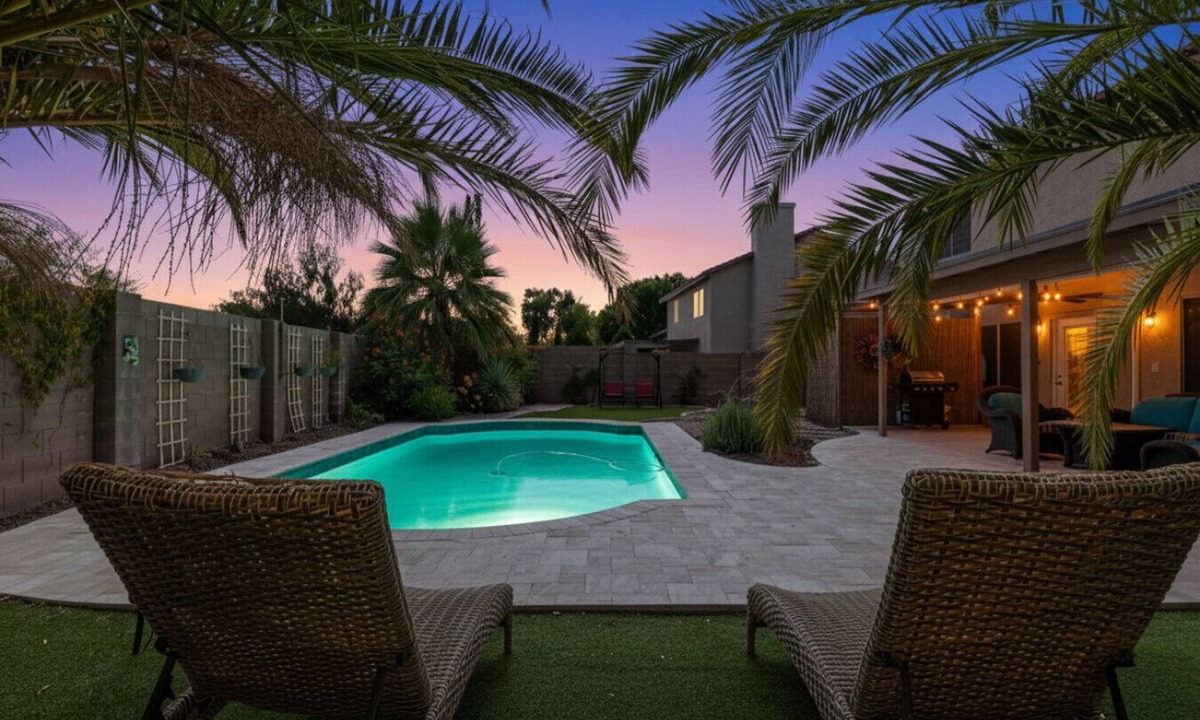Gilbert House | Beautiful & Spacious Home W/Heated Pool & Hot Tub