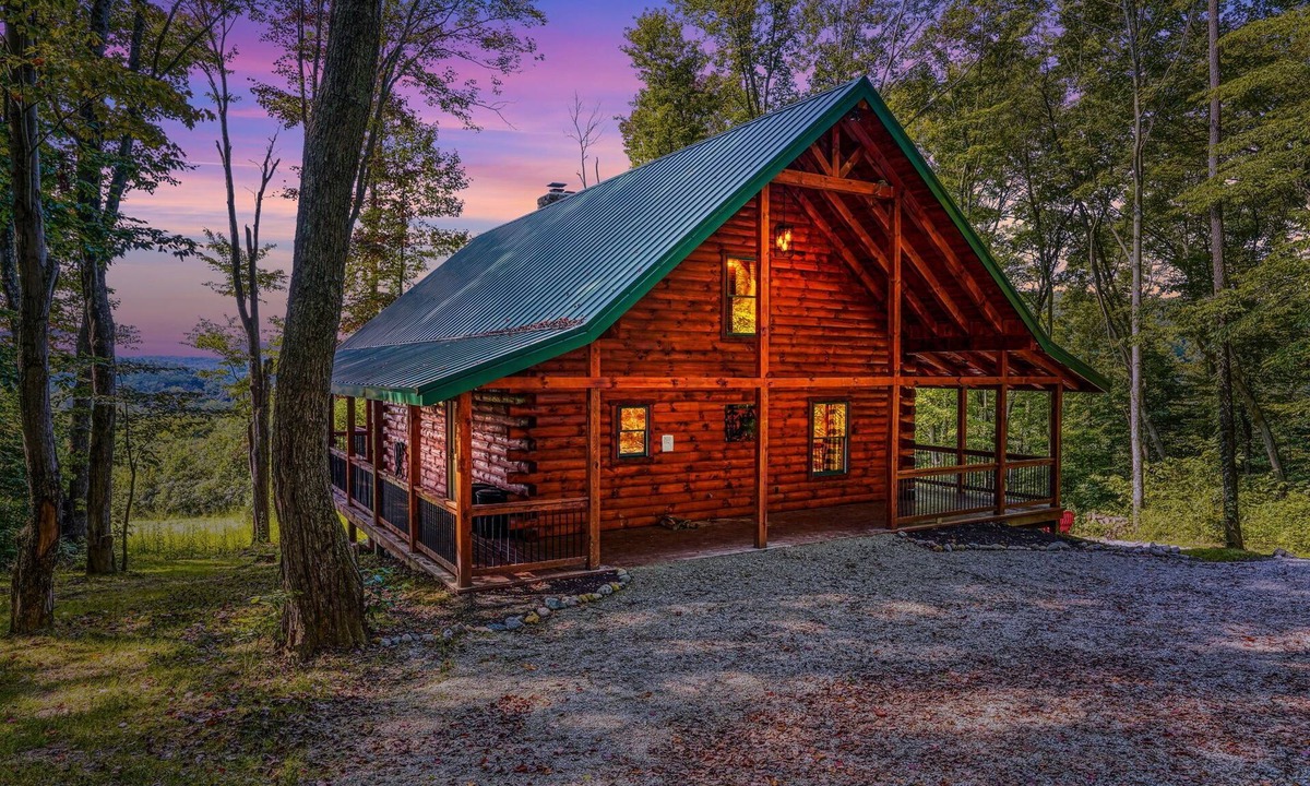 Carbon Hill Cabin | Beautiful ,spacious log cabin. Close to all the attractions in the Hocking Hills