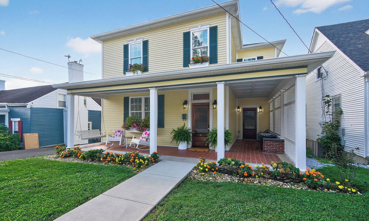 Springfield House | Beautiful, Spacious & Newly renovated home in the heart of downtown Springfield.