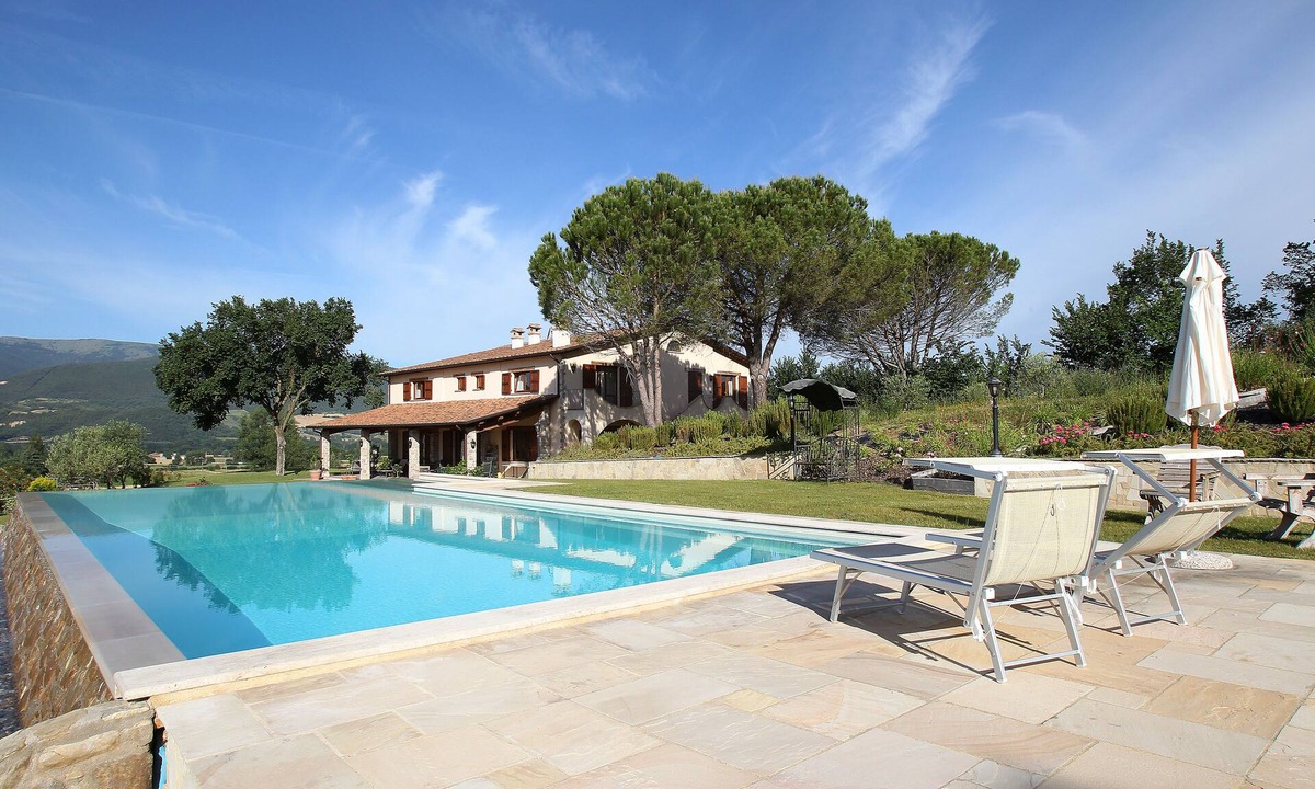 Montelovesco Villa | Beautiful spacious villa, 5 Beds, 15m Infinity Pool, lift, Garden, olive trees.