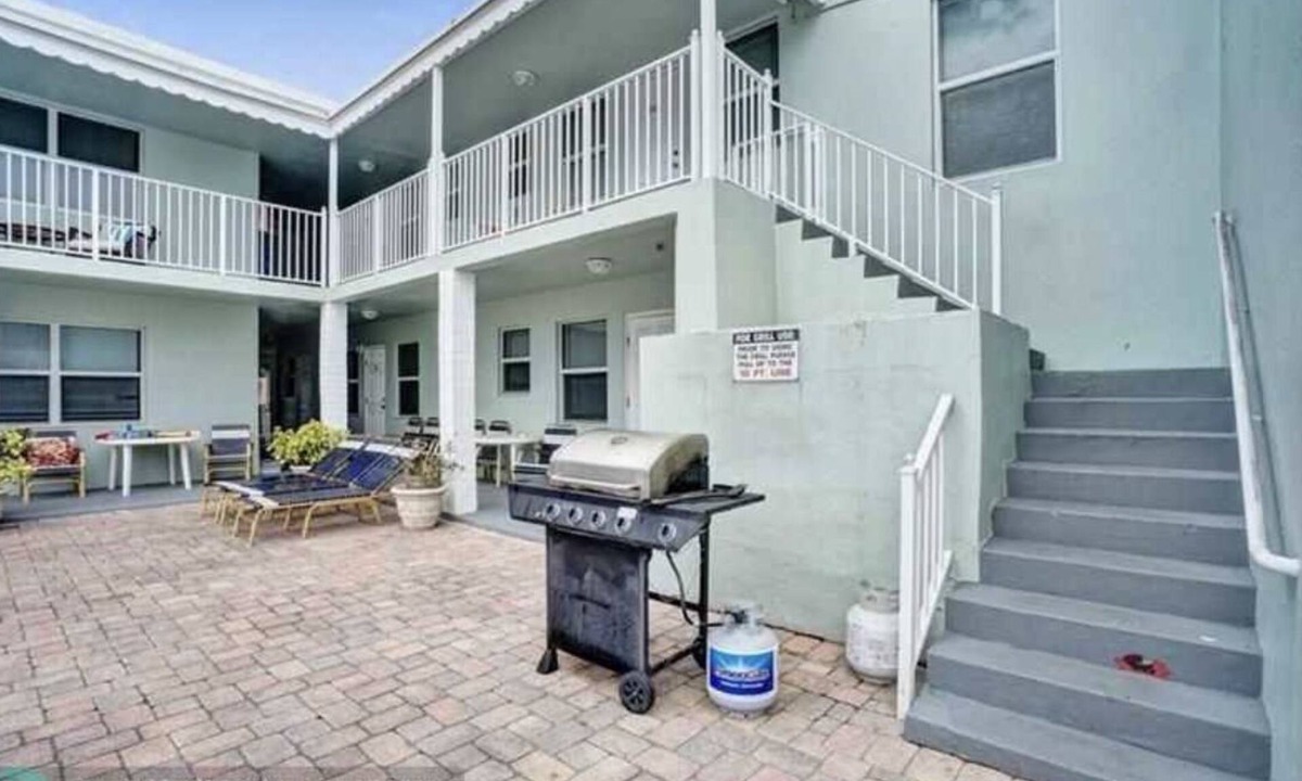 Hollywood Apartment | Beautiful studio condo steps from the beach!