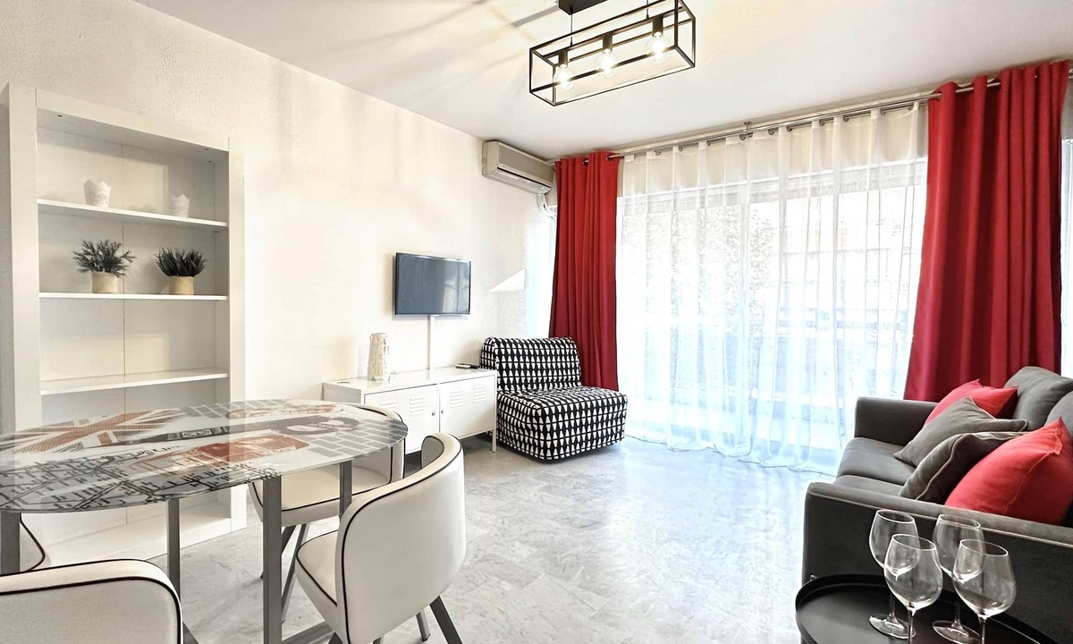 Antibes Apartment | Beautiful studio in the heart of Juan les Pins 300m from the Beaches