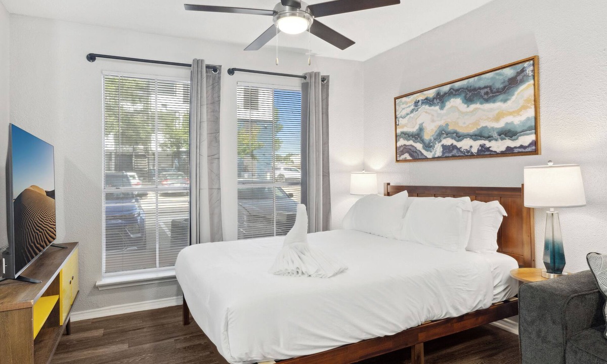 University Hills and Windsor Park Apartment | Beautiful Studio in University Hills he1h