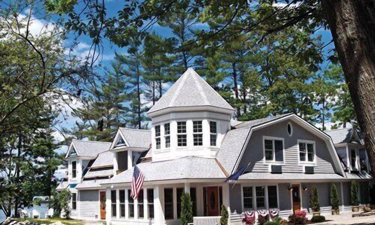 Edgecomb Apartment | Beautiful studio unit at resort, sleeps 4