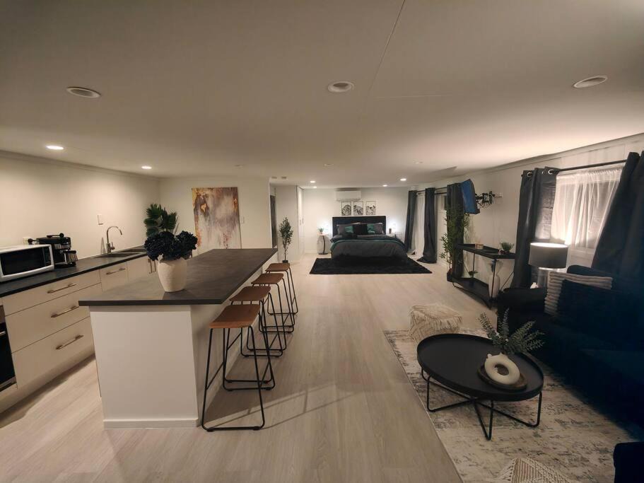 Hoon Hay Apartment | Beautiful Studio with Parking Near CBD and Port Hills